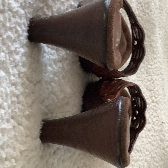 White Mountain heeled brown sandals, size 6M. - Picture 4 of 7